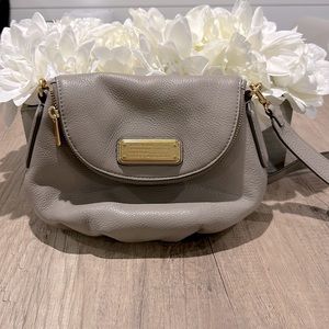 Marc Jacobs Natasha Mini Crossbody color: Taupe